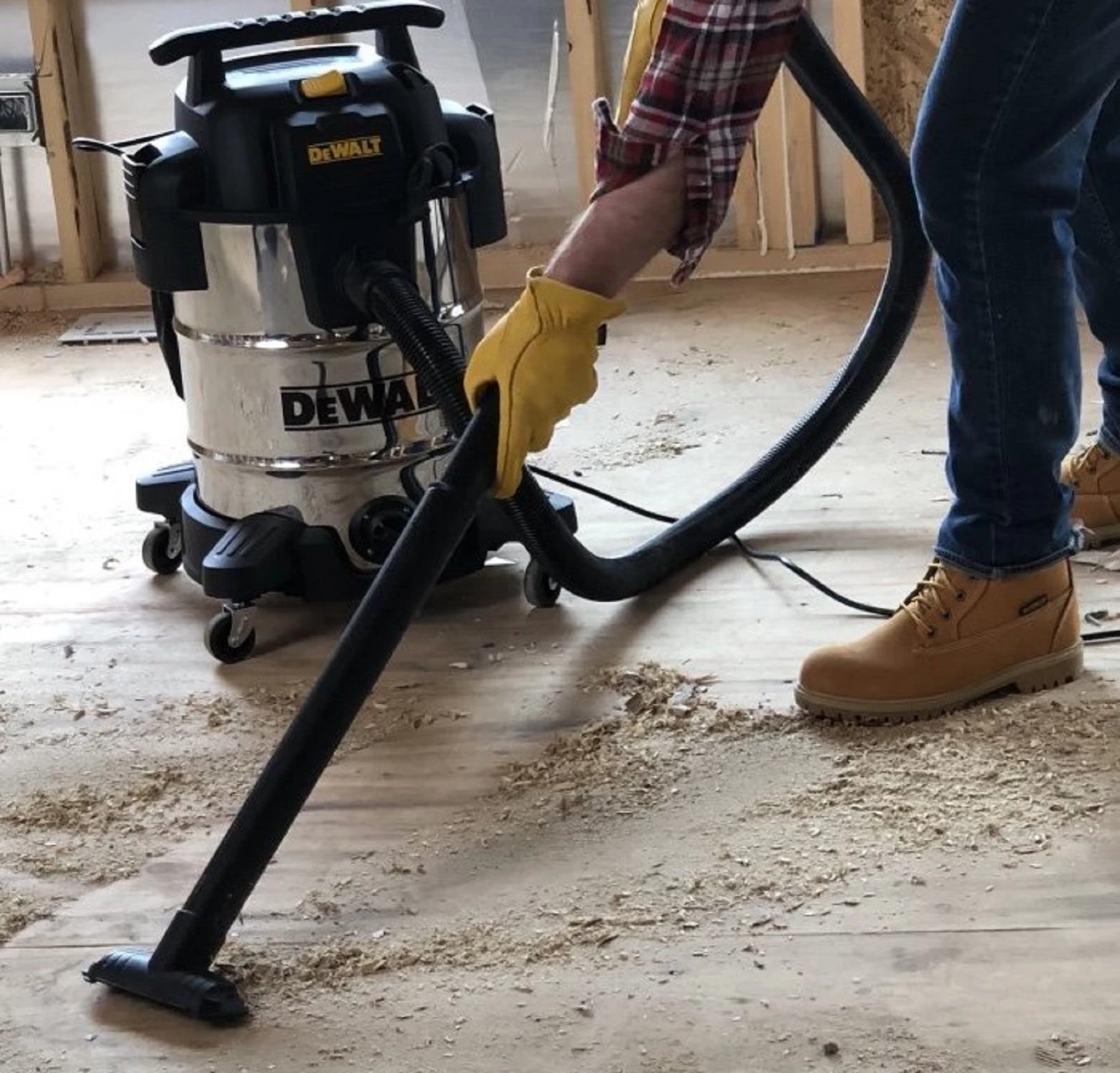 DeWalt 10-Gallon Stainless Steel Wet/Dry Vacuum 3 DeWalt 10-Gallon Stainless Steel Wet/Dry Vacuum - Image 3